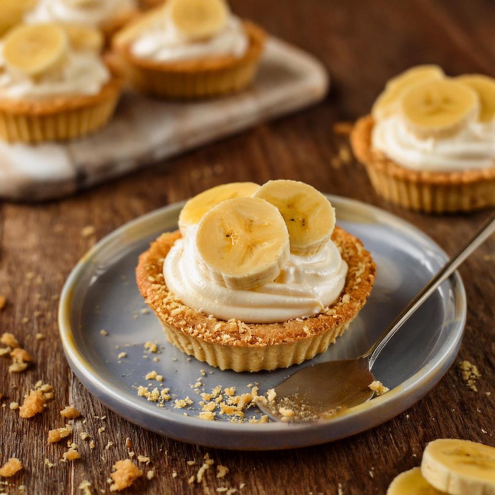 No-bake mini banana cream pie with whipped cream and banana slices