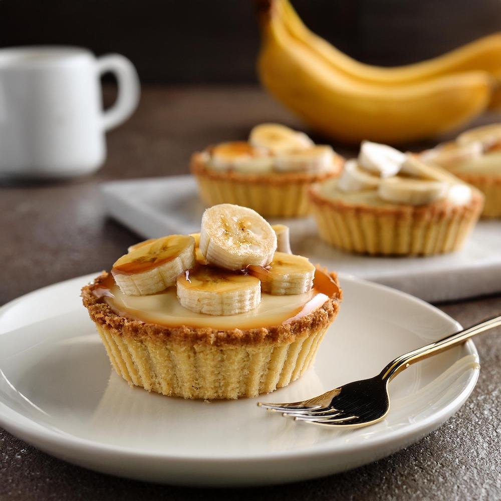 No-bake mini banana cream pie served with caramel drizzle and bananas