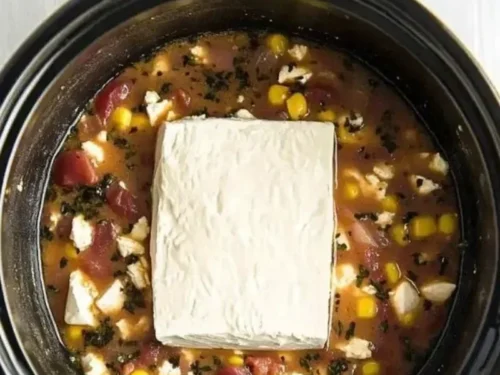 Delicious and creamy crockpot white chicken chili in a bowl