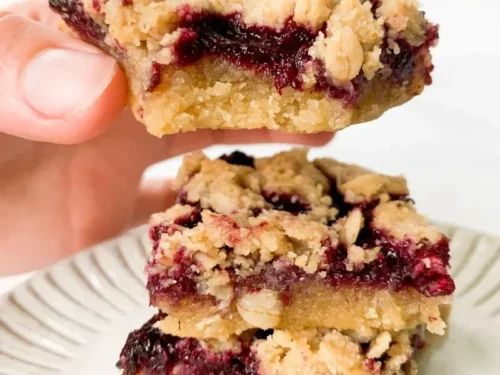 Vegan berry crumble bars with fresh berries and a crispy topping